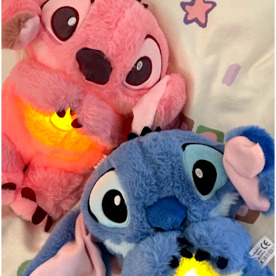 Pelúcia Stitch Disney Azul com Luz Som Respira Relaxante Ansiedade Sono Tiktok Autismo – StitchZen™