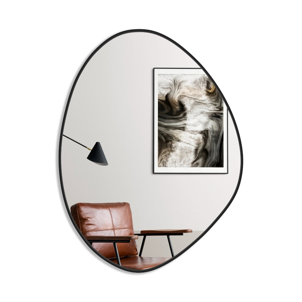 Ambiente decorado com espelho Lyra™ em sala de estar elegante