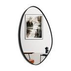 Espelho decorativo de parede com design orgânico e detalhe em couro