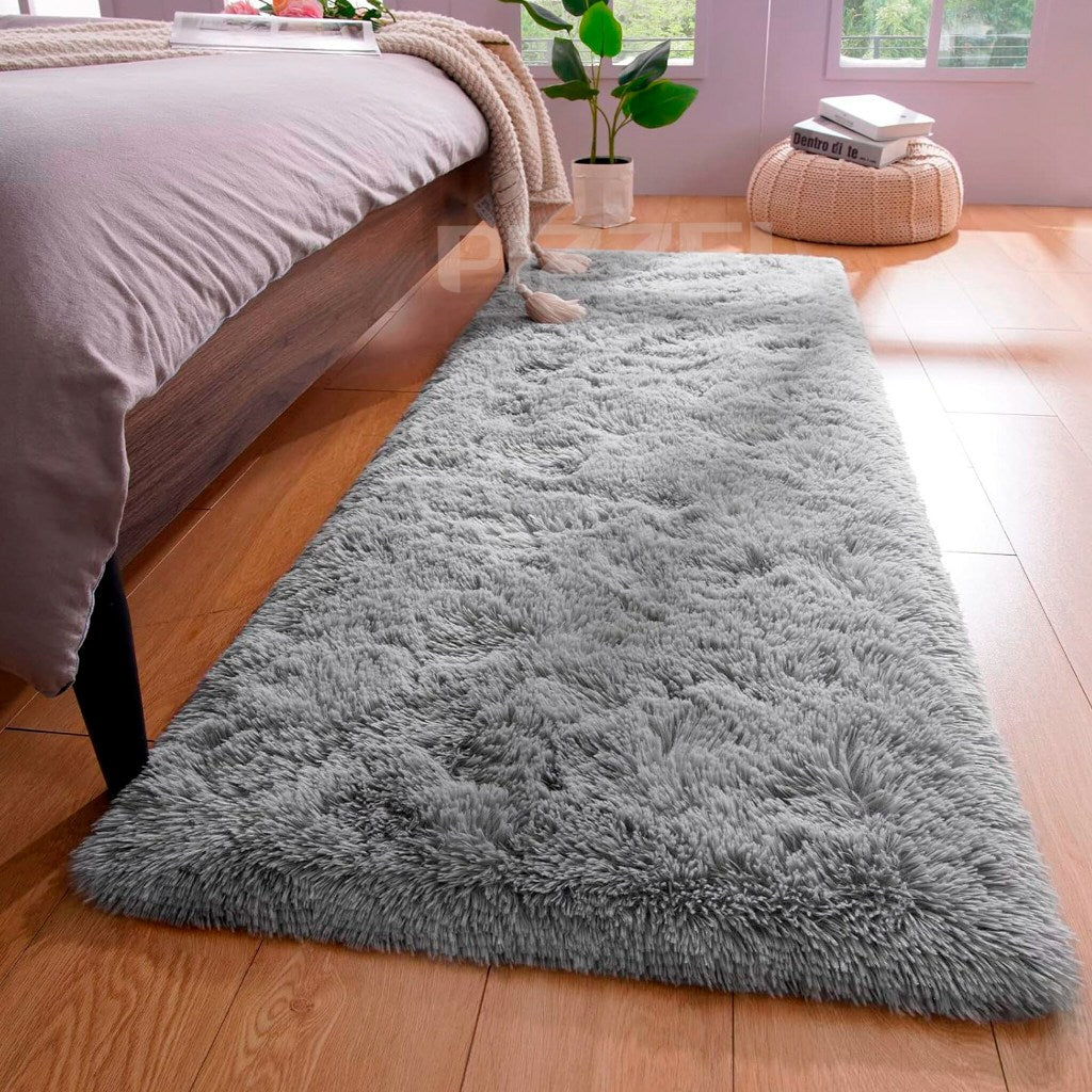 Tapete passadeira felpudo LuxFelp em corredor moderno