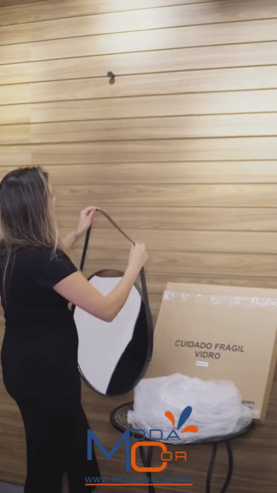 Detalhe da alça em couro ecológico do espelho LuxAdnet