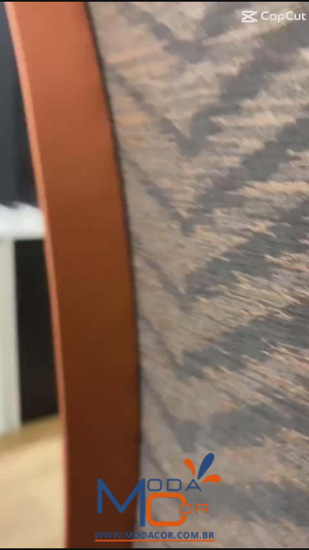 Detalhe da borda em couro do espelho Lyra™ com acabamento premium